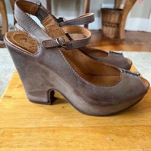Naya leather platform